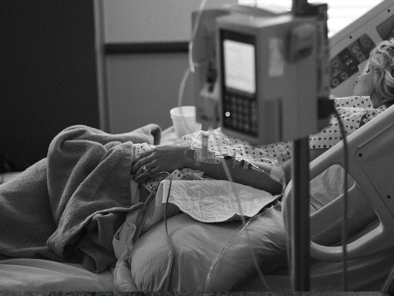 女兒搭同事車回家成植物人，父親要求賠償