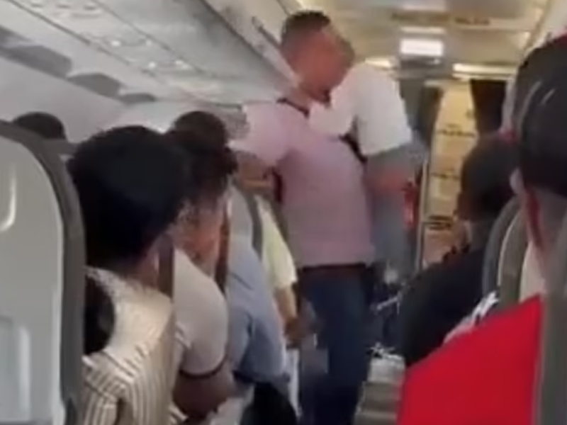 男童拒繫安全帶，飛機延誤1小時後被趕下機