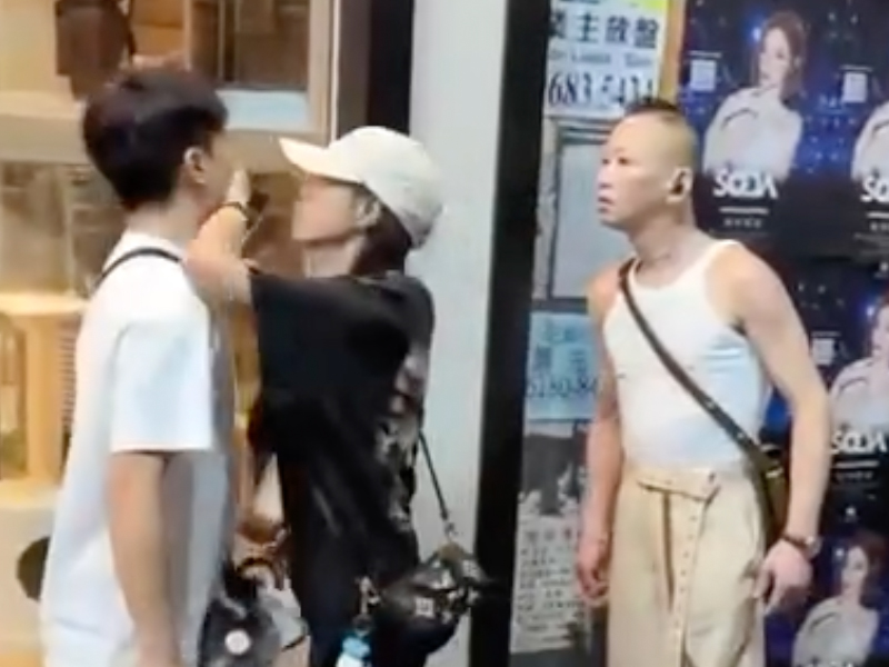 旺角MMA對決?年輕男與中年男爆粗對峙,女友勸架成英雄 旺角MMA對決?年輕男與中年男爆粗對峙,女友勸架成英雄