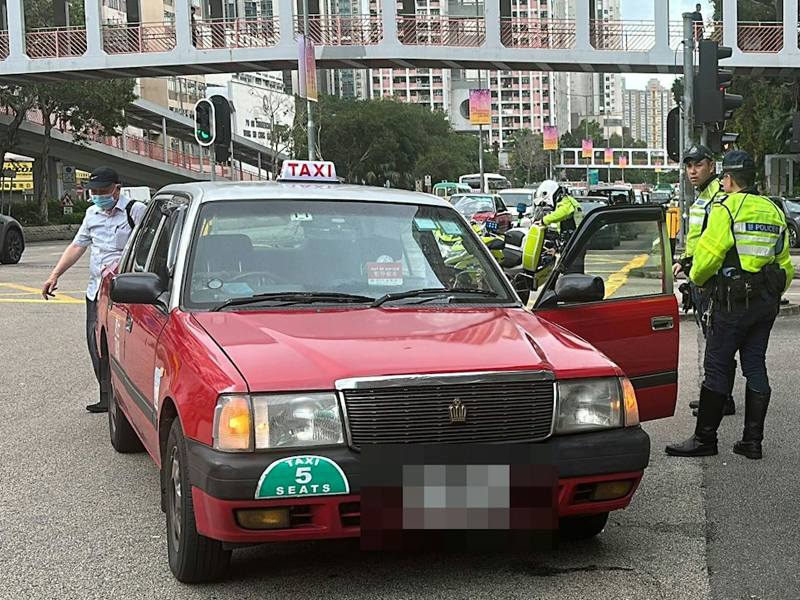 荃灣女子推手推車捱的士撞，現場血迹斑斑
