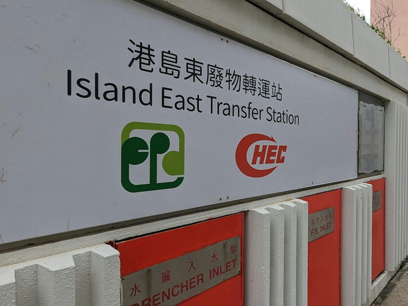 又有蛇出現！港島東轉運站驚現 10 呎巨蟒！