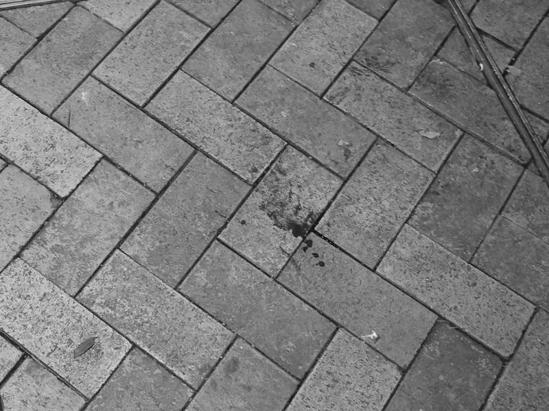 上海街暴力襲擊！母子被 10 煞圍毆，現場血跡斑斑