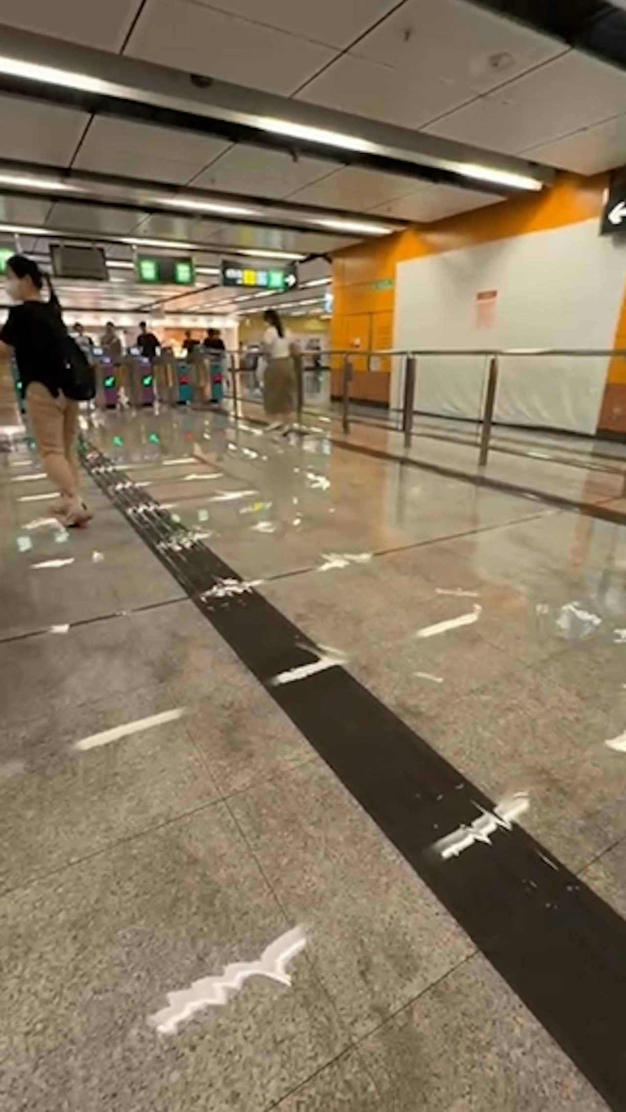 港鐵啟德站驚現「水舞間」漏水波及月台及大堂