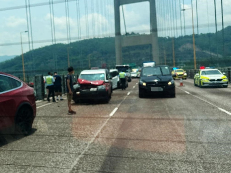 青馬大橋 10 車連環相撞，引發交通混亂