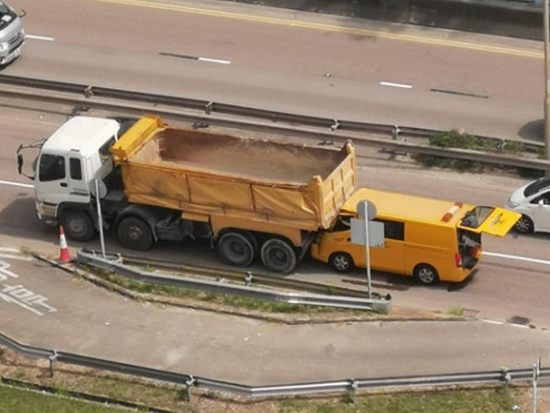 屯門交通意外：貨Van直撼插入泥頭車尾