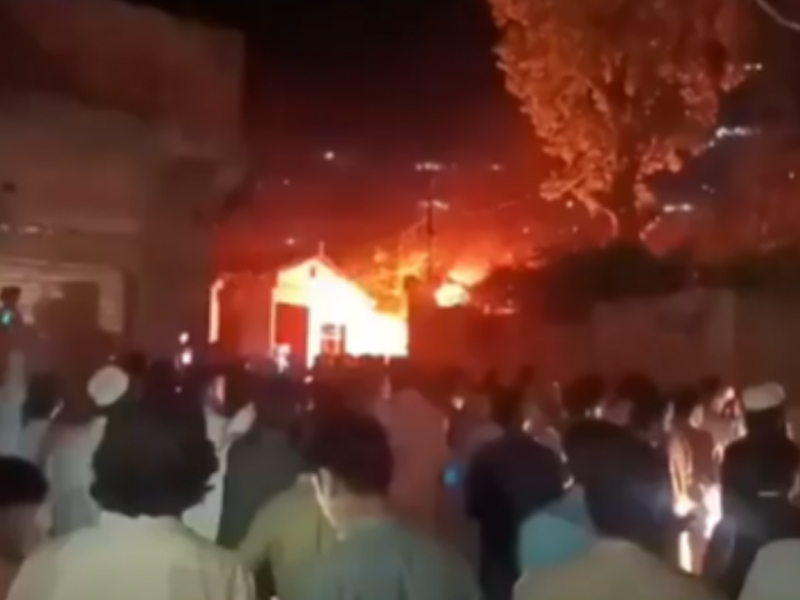 遊客涉褻瀆古蘭經，被暴徒從警局拖出，亂棒打死焚屍