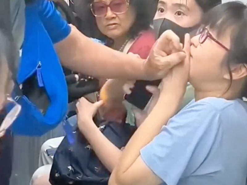 老人強行要求讓座，用拐杖襲擊女子雙腿間