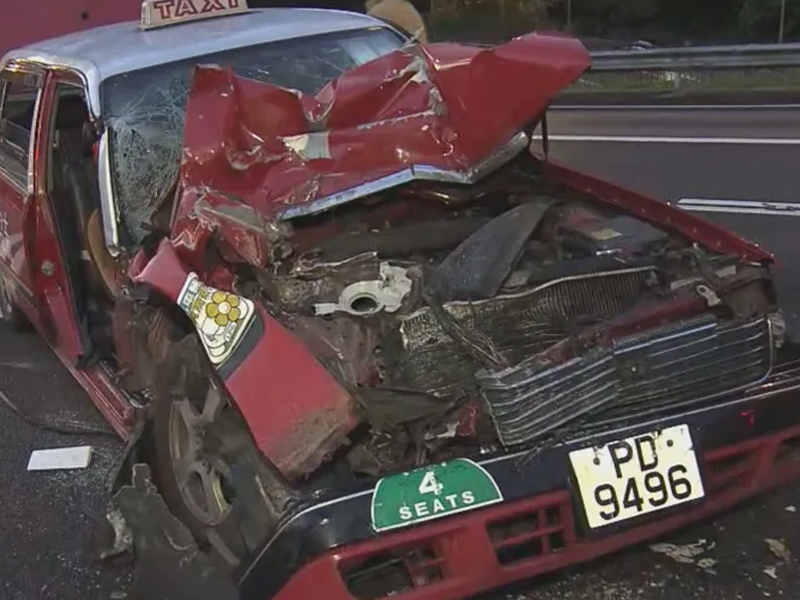 沙田嚴重車禍：的士急撼小巴車尾