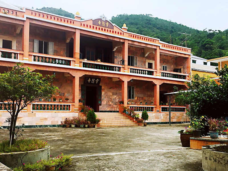 靈隱寺60歲義工3米高處墮下，情況危殆