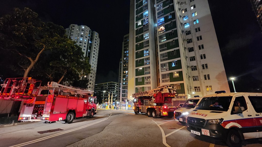 香港賽馬會職員宿舍大火，一消防員暈倒送院