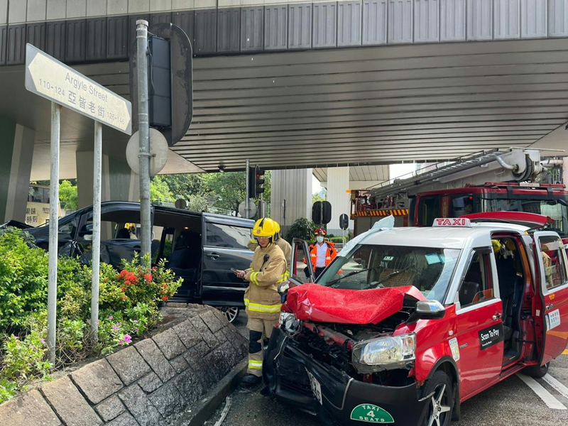 旺角交通大混亂！的士與七人車相撞交通嚴重擠塞