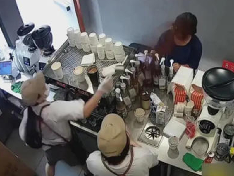 女店員向顧客潑咖啡，爭執視頻曝光