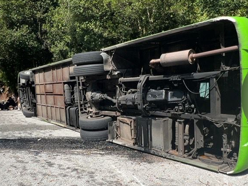 突發！馬來西亞雲頂旅遊巴下山翻側，兩名中國遊客死亡