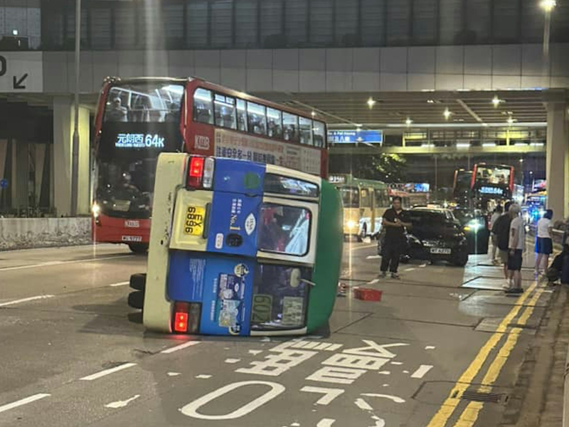 元朗小巴翻側車禍，多人受傷