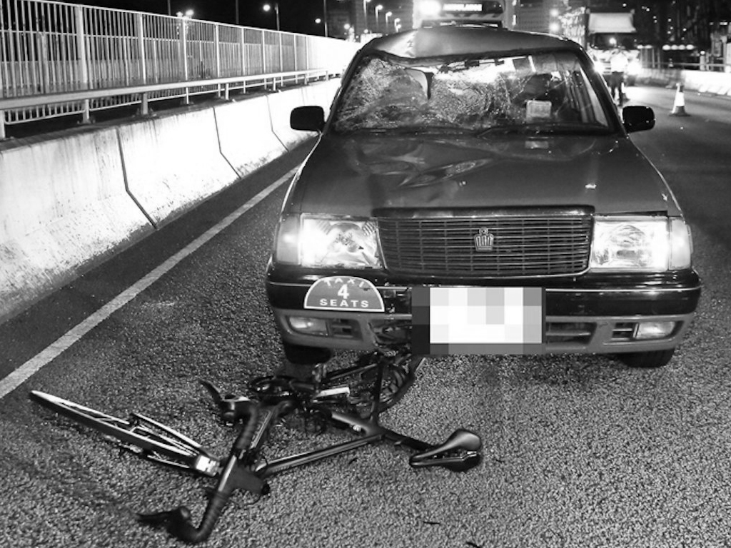 17 歲單車騎手，凌晨遭的士猛烈撞飛昏迷