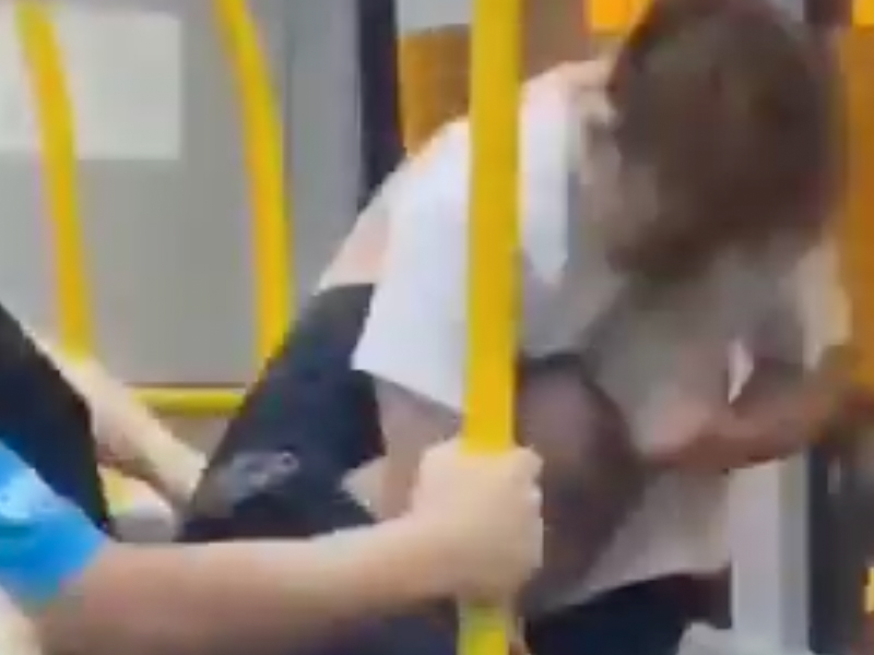 巴士激戰MMA影片:三合會成員互嗆大打出手 巴士激戰MMA影片:三合會成員互嗆大打出手