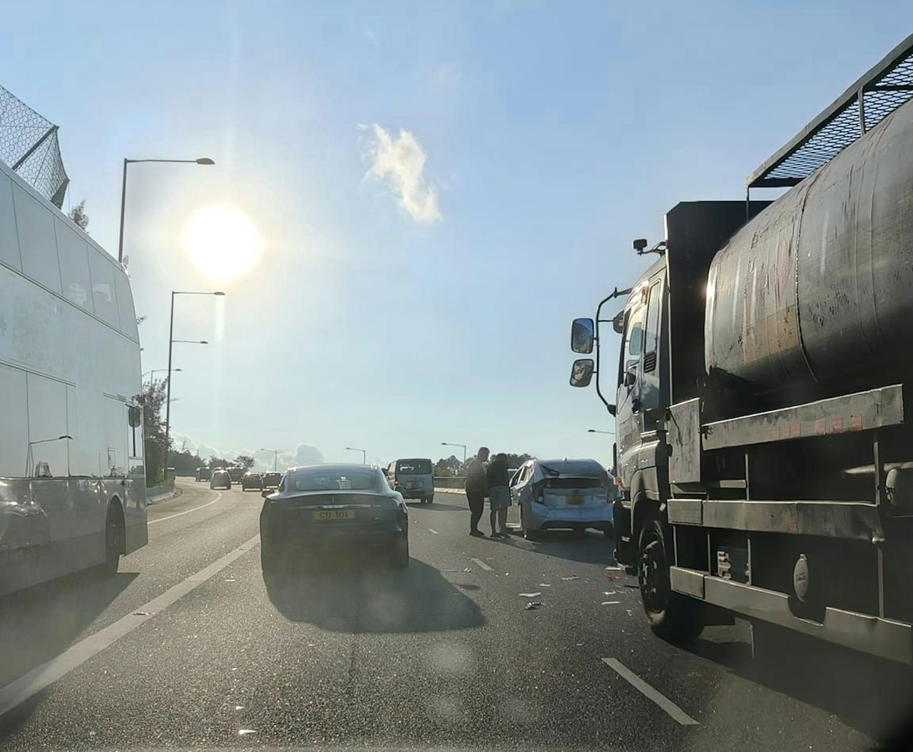 屯門早上交通大亂：四車相撞與列車故障雙重打擊