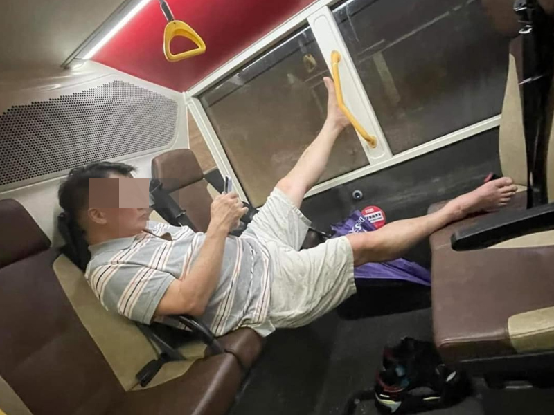 迎接奧運,巴士阿叔高難度不雅動作 迎接奧運,巴士阿叔高難度不雅動作