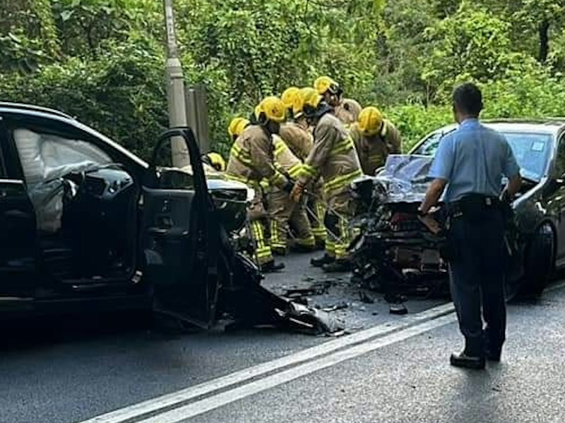 大網仔路嚴重車禍，雙車損毀，交通大擠塞