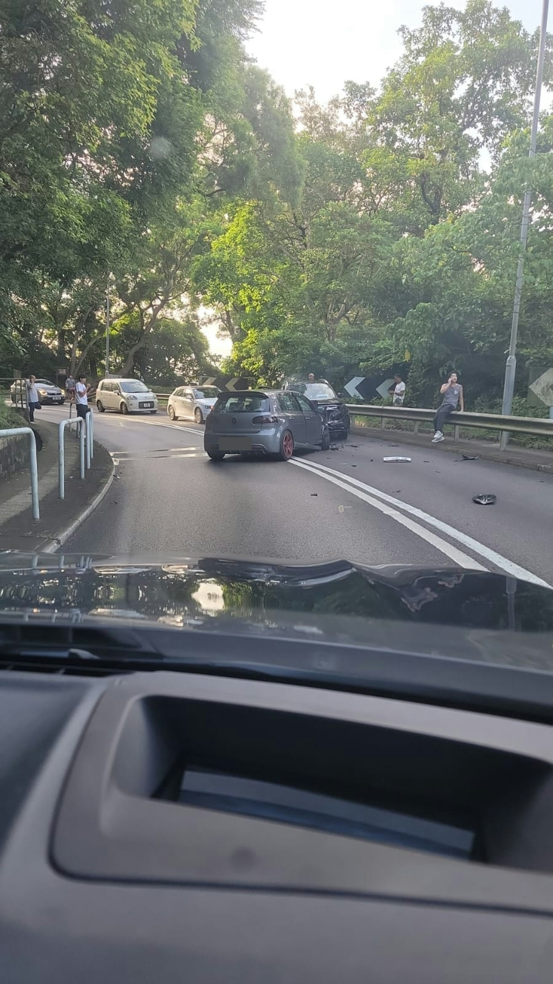 大網仔路嚴重車禍，雙車損毀，交通大擠塞