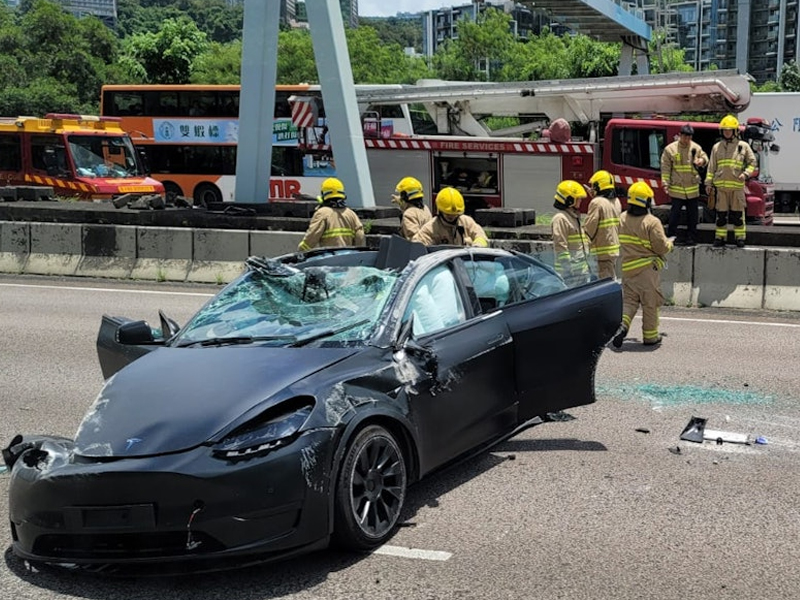 吐露港公路 Tesla 車禍：車輛嚴重損毀