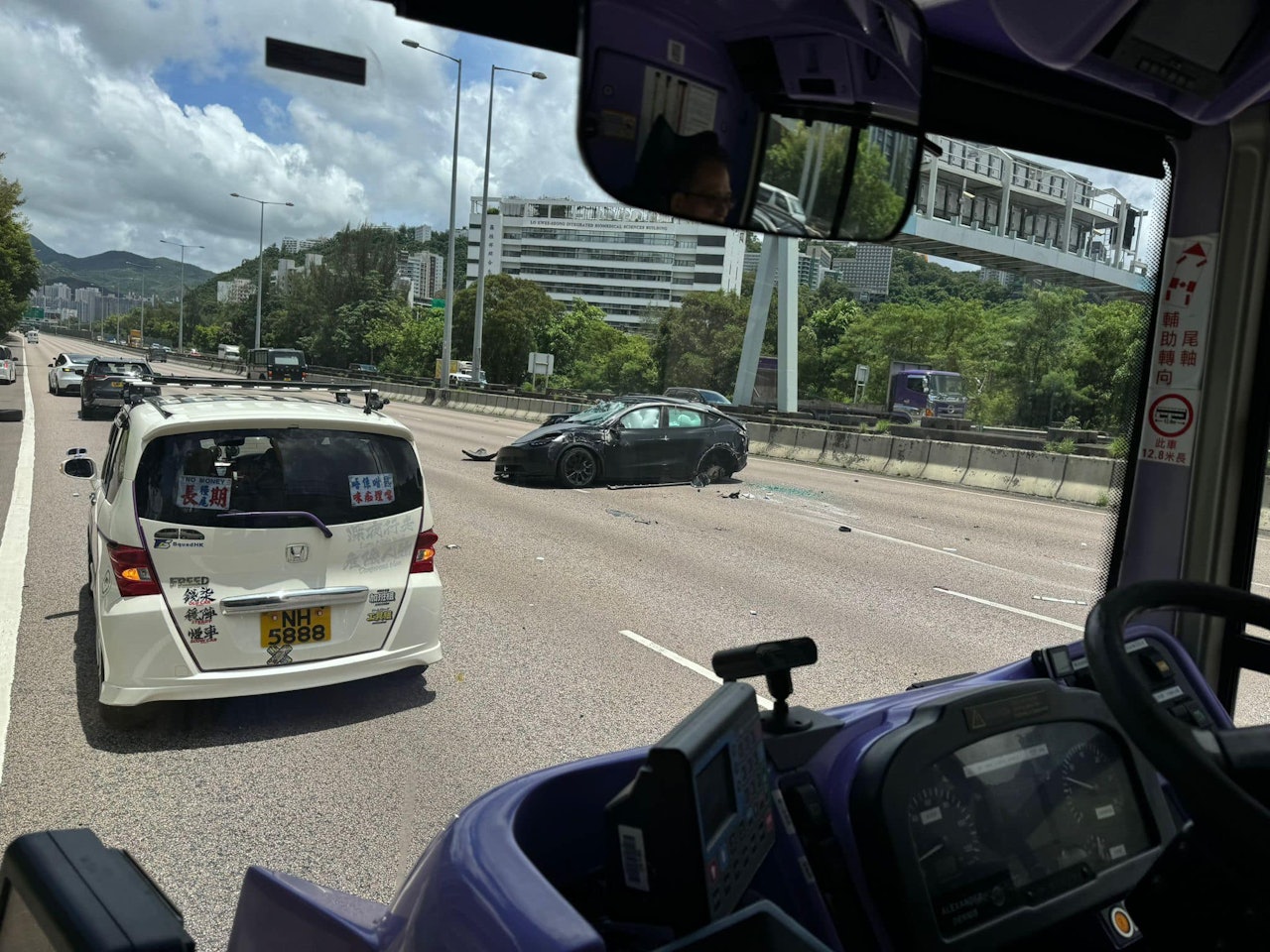 吐露港公路 Tesla 車禍：車輛嚴重損毀