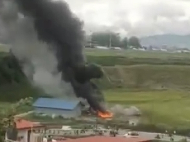 現場直擊：尼泊爾飛機墜毀瞬間，濃煙遮天