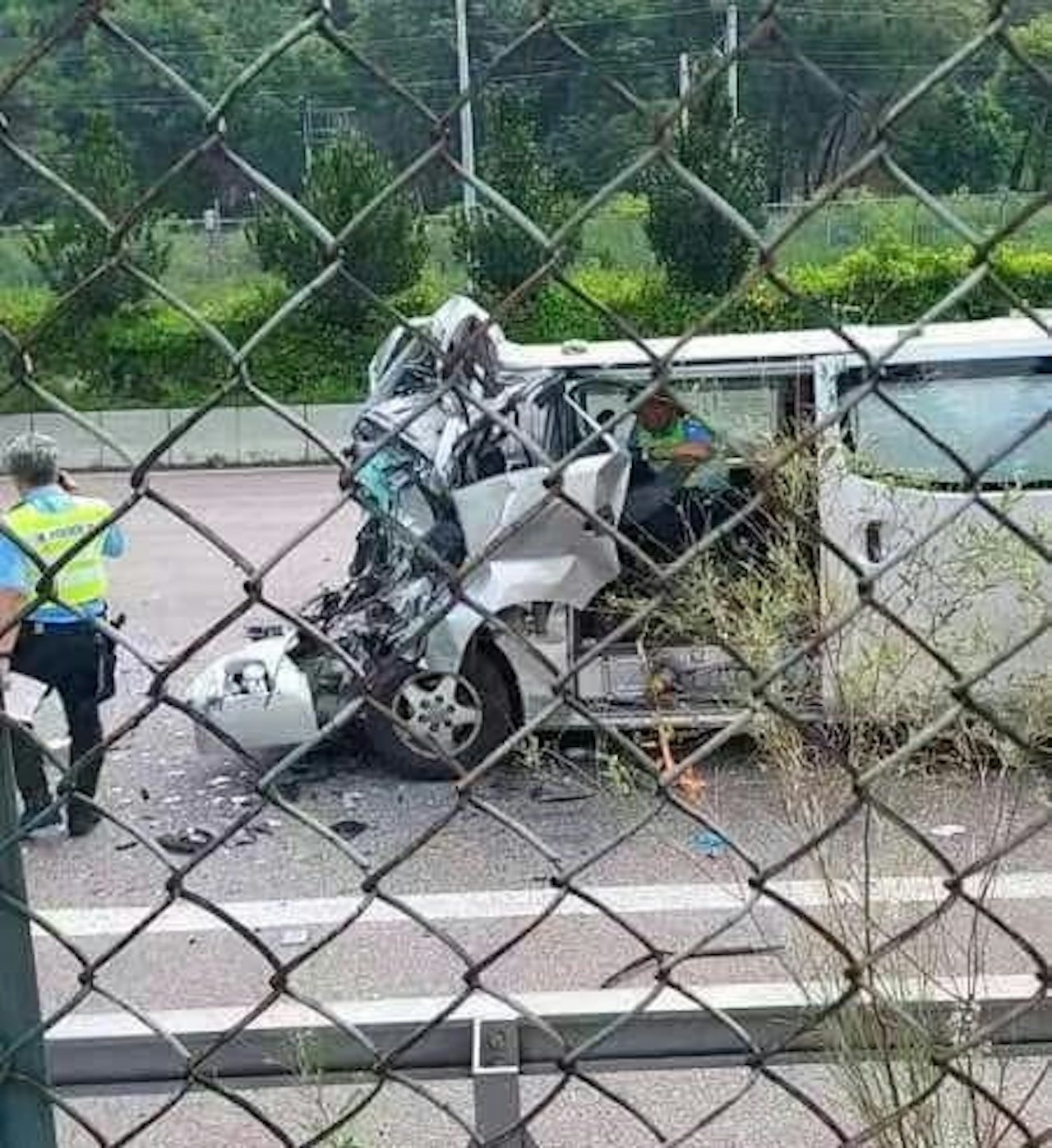 吐露港致命車禍，客貨車直撼貨車車尾致命 (有片)