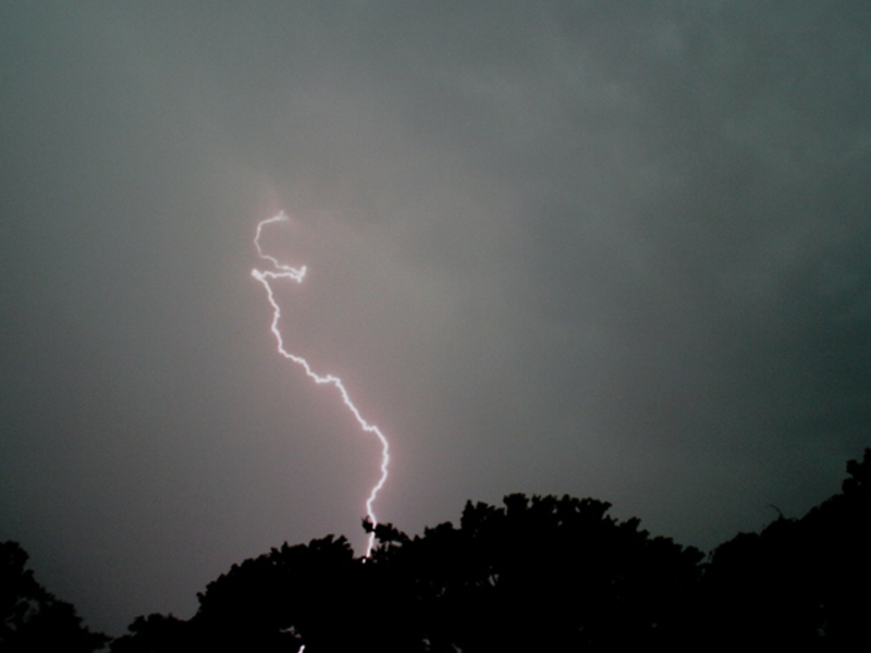 富士山登山意外：一家三口遭雷擊