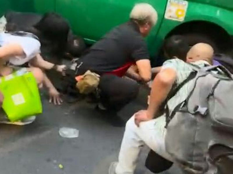 屯門田景路突發車禍，女子被的士捲入車底！