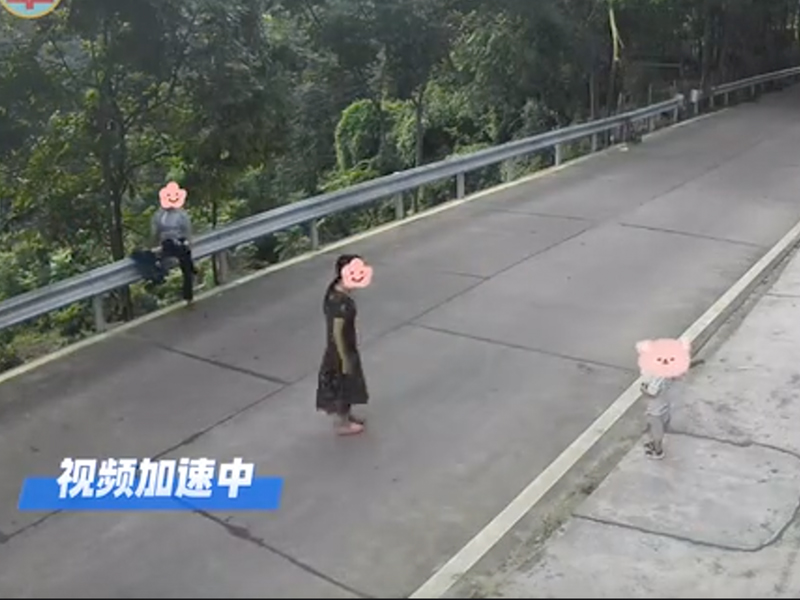 中國父母要求 2 歲童，練習自己過馬路 (有片)