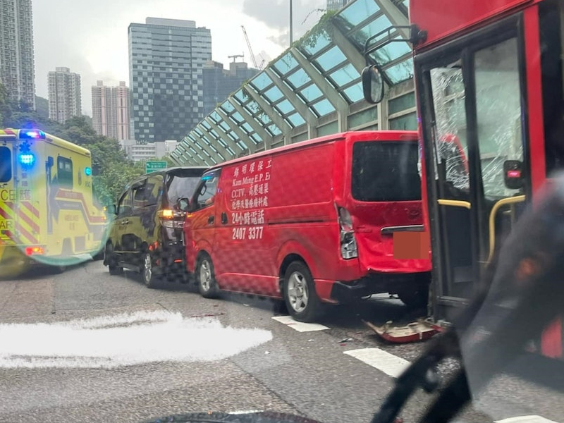 屯門公路五車連環相撞，交通大混亂