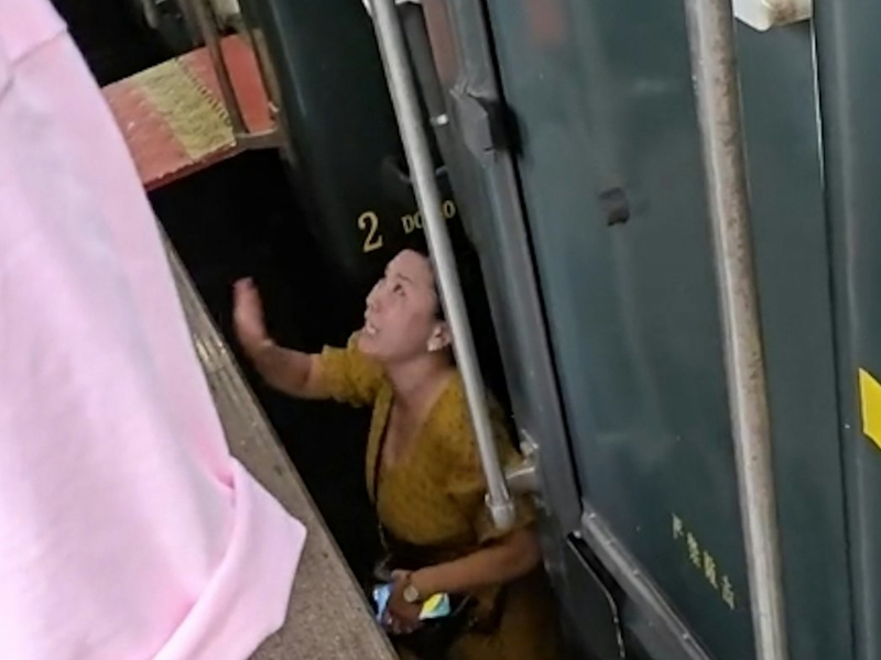 火車站驚險瞬間：大媽跳路軌尋物