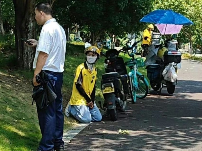 保安逼女外賣員下跪，引發警民衝突 (有片)