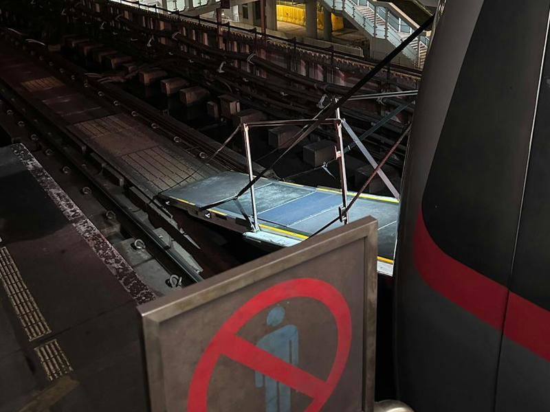 港鐵列車緊急停駛,少年打開逃生門引混亂 港鐵列車緊急停駛,少年打開逃生門引混亂