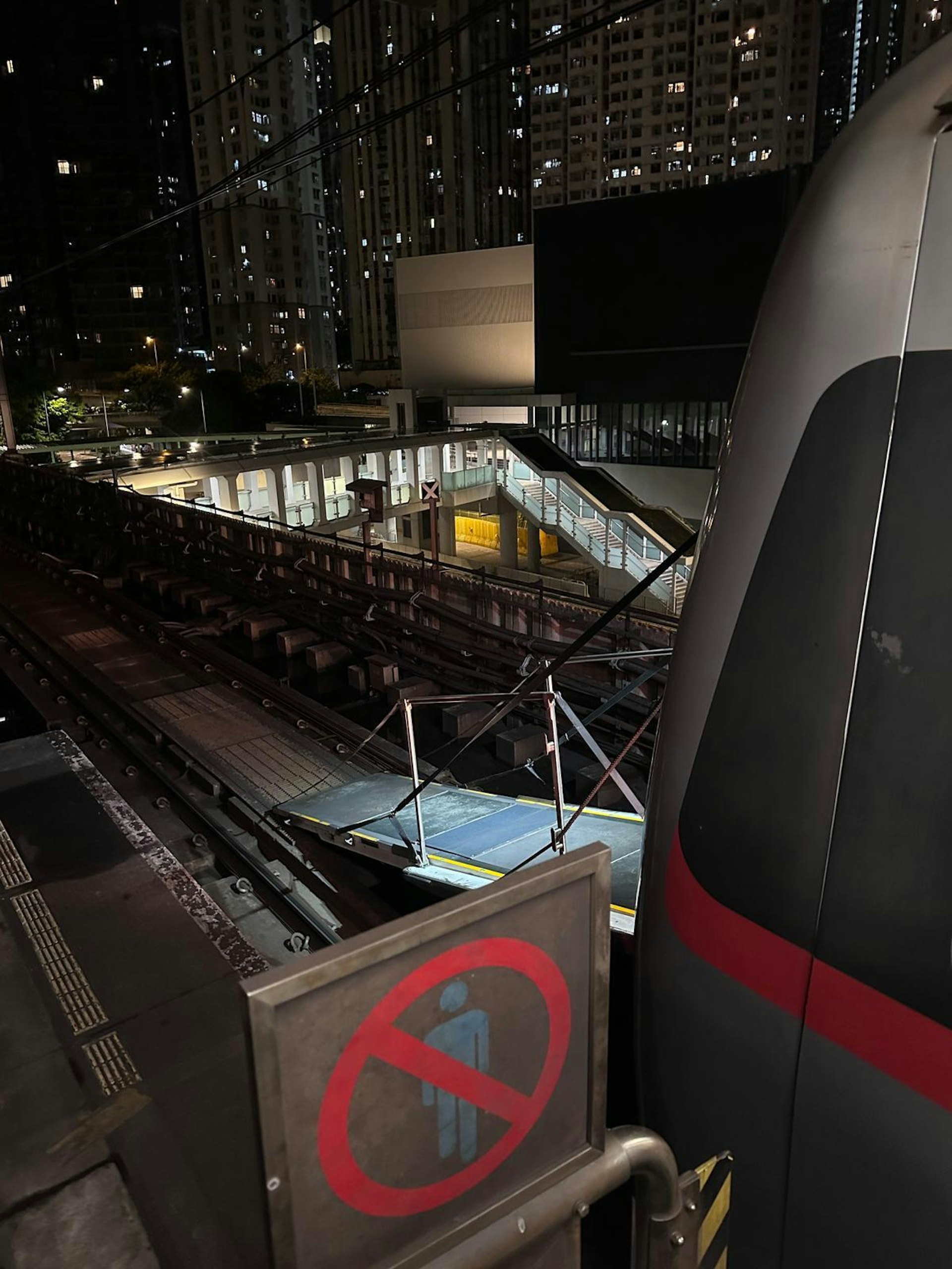 港鐵列車緊急停駛，少年打開逃生門引混亂