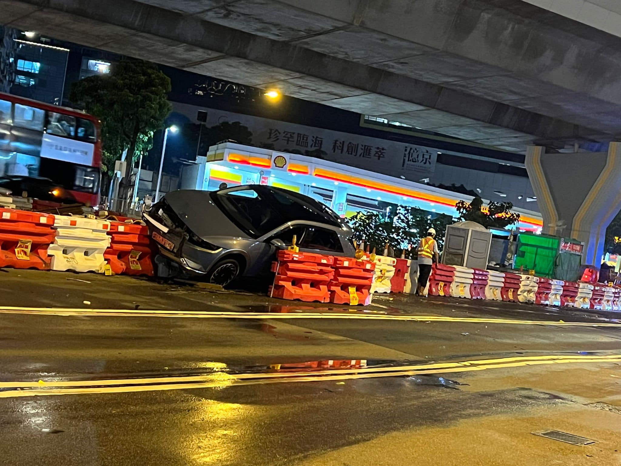 私家車啟福道失控撞水馬，女司機一度被困