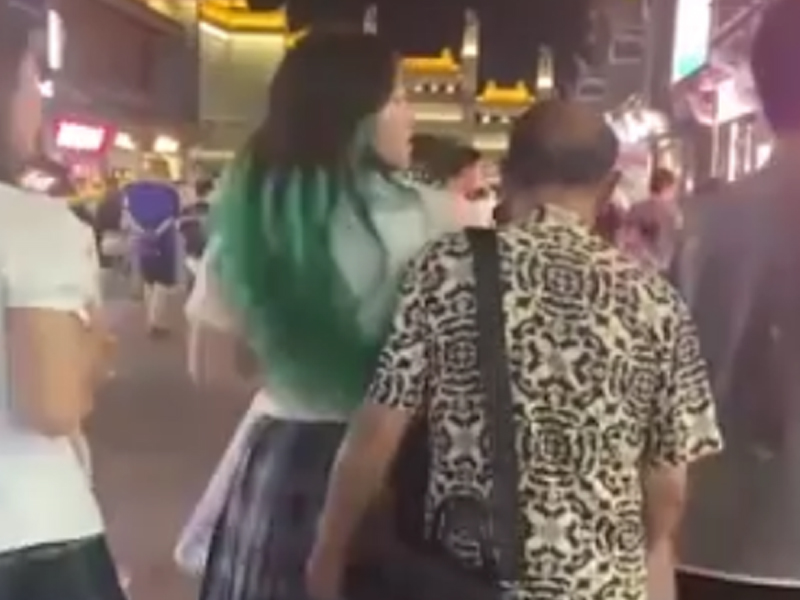 老人尾隨女生摸臀全過程 (有片) 老人尾隨女生摸臀全過程 (有片)