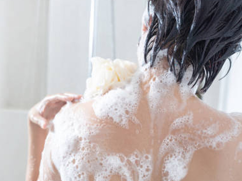 推開酒店房門，看見女住客正在沖涼，你該怎麼辦？