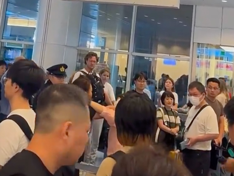 中國大媽大鬧羽田機場!互抓頭髮 MMA 中國大媽大鬧羽田機場!互抓頭髮 MMA