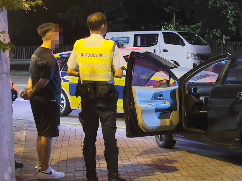 私家車泊行人路惹截查,揭販運毒品案件 私家車泊行人路惹截查,揭販運毒品案件