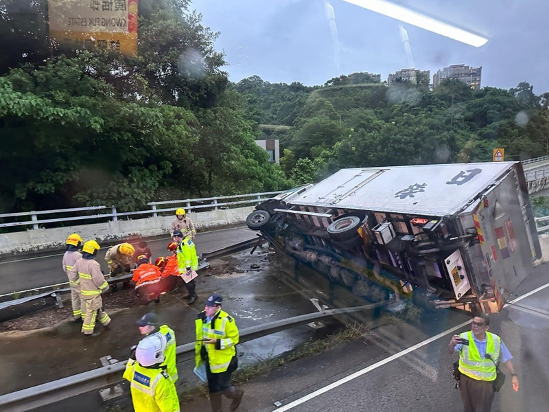 行錯路釀大車禍！大圍貨車翻側現場直擊