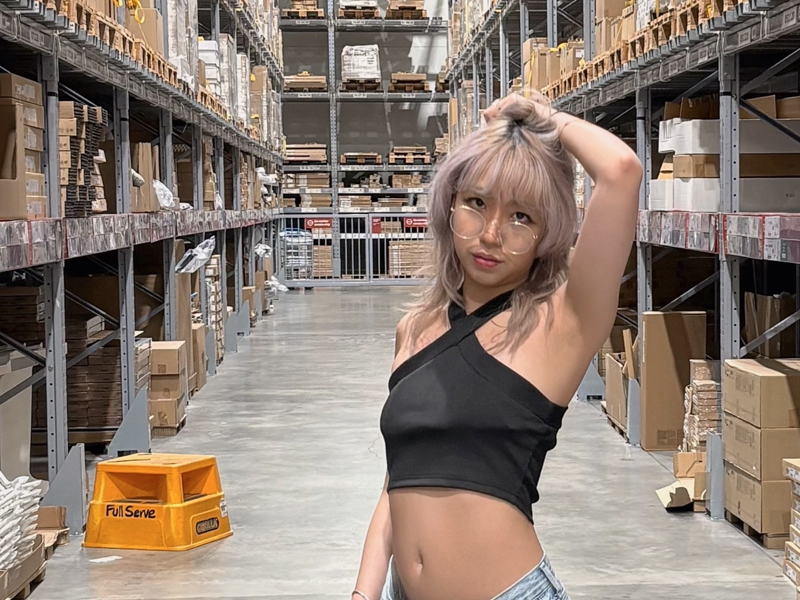 20歲女店內多次勾引挑逗男顧客,五金店憤怒了 20歲女店內多次勾引挑逗男顧客,五金店憤怒了