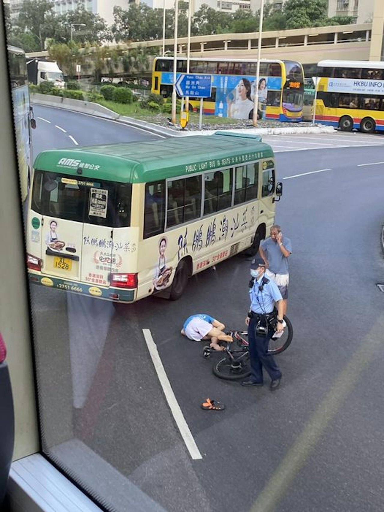 大圍車禍現場曝光，單車男捱撞蜷縮倒地傷重