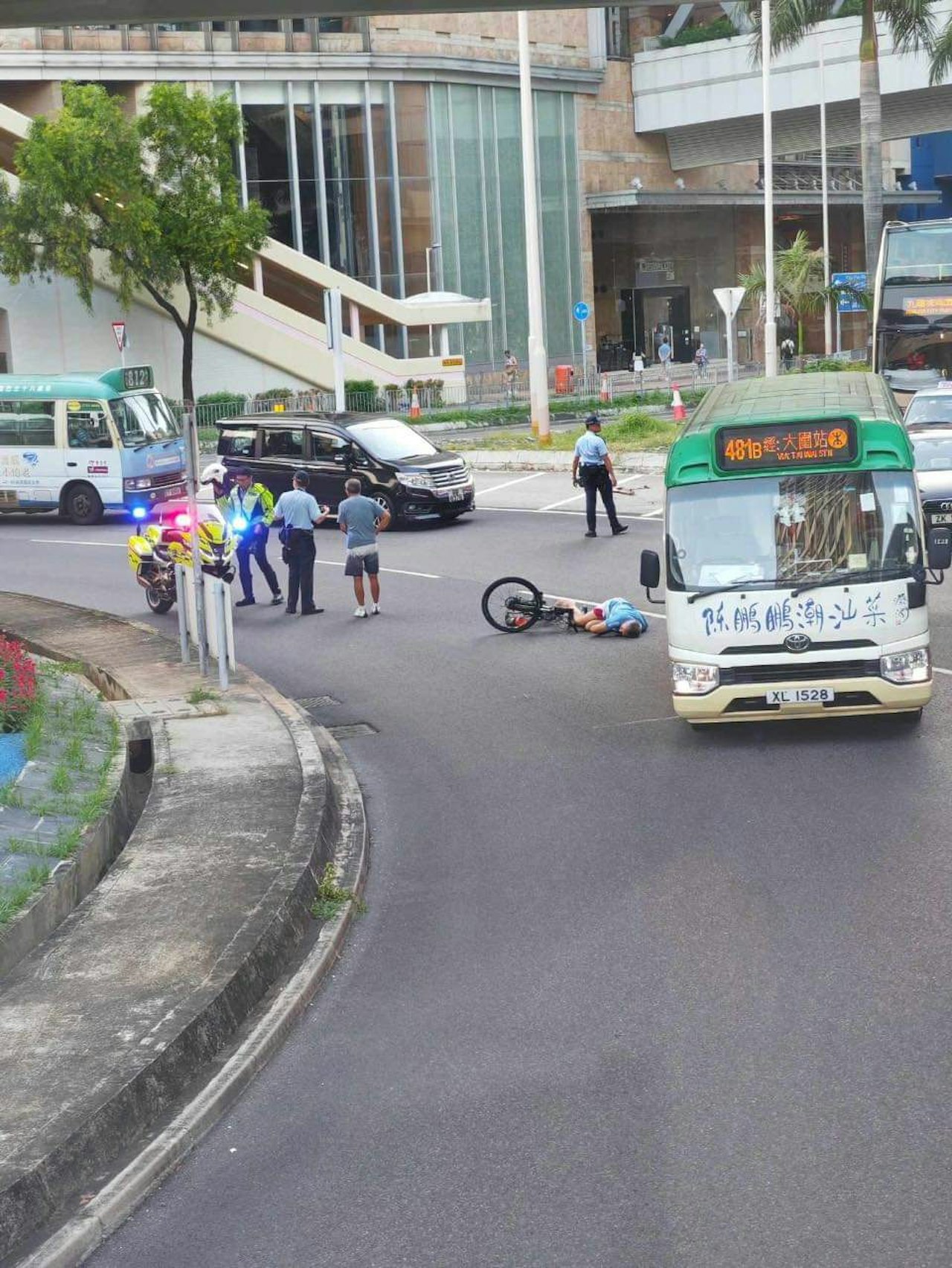 大圍車禍現場曝光，單車男捱撞蜷縮倒地傷重