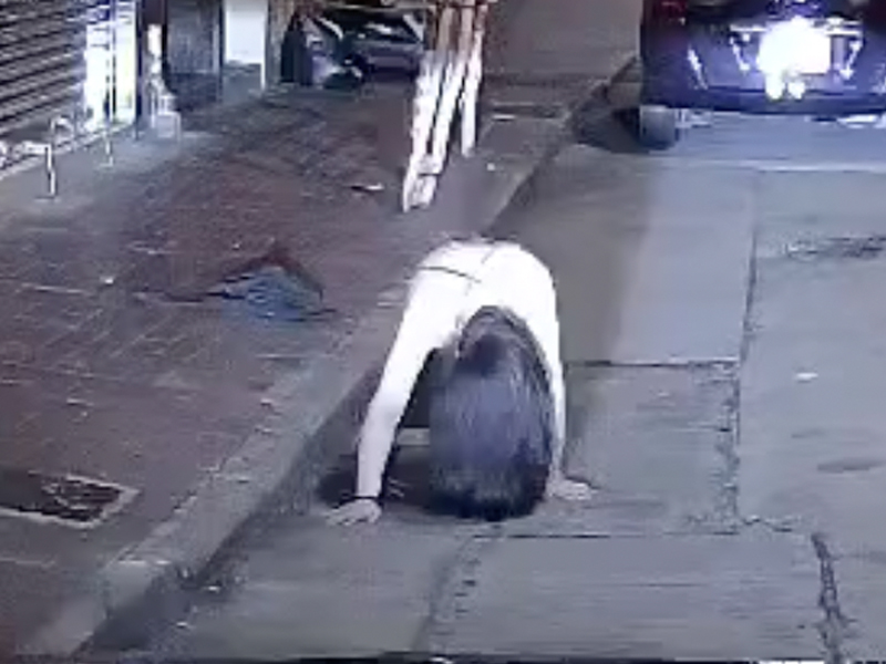 女子深夜詭異爬行似貞子 女子深夜詭異爬行似貞子