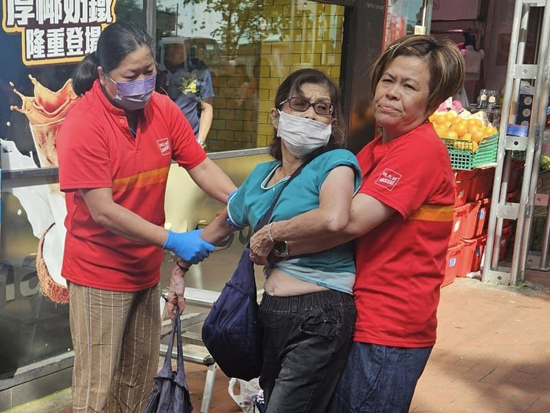 屯門老婦超市偷菜肉,職員攬腰捉手斷正 屯門老婦超市偷菜肉,職員攬腰捉手斷正