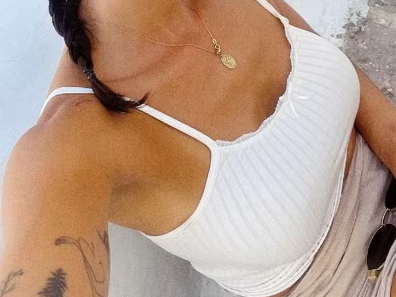 機艙太熱除外套,美女網紅被趕下機 機艙太熱除外套,美女網紅被趕下機