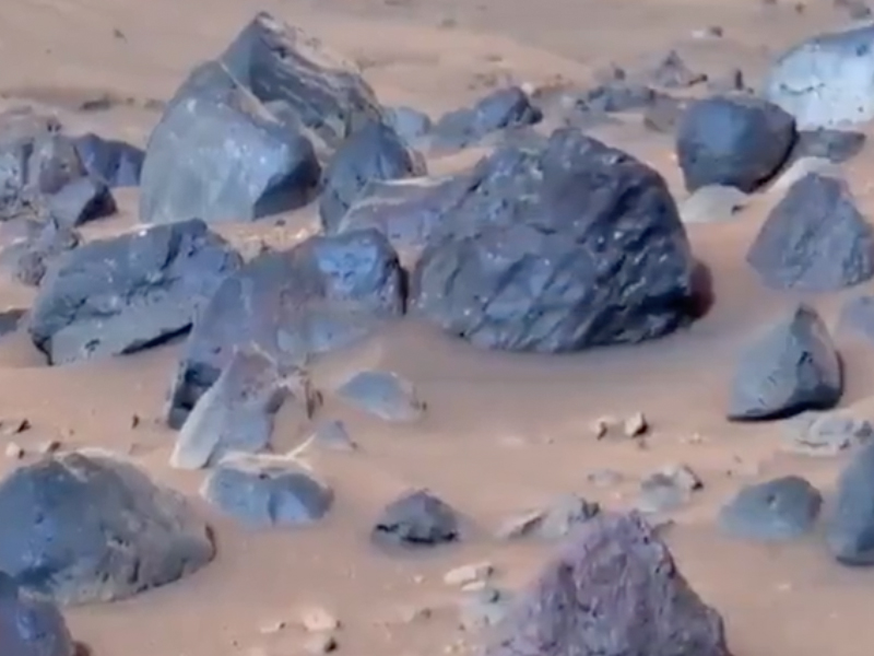 NASA火星高清影片：紅色沙漠驚現藍色岩石