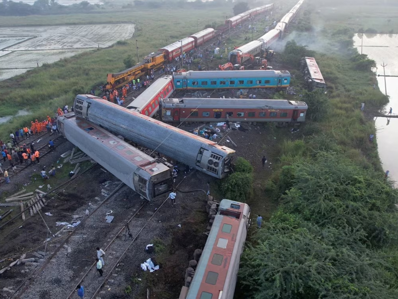 印度列車大災難！載1300人火車急撞貨運列車